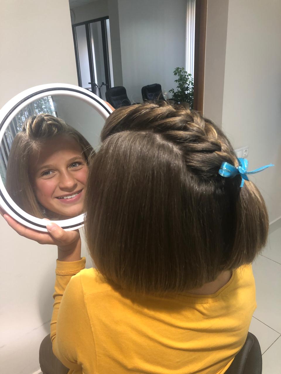 Фото работы мастера стрижка или маникюр